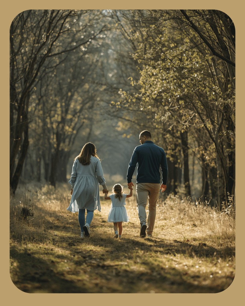 Een gezin wandelt hand in hand op een rustig pad omgeven door bomen in de natuur.